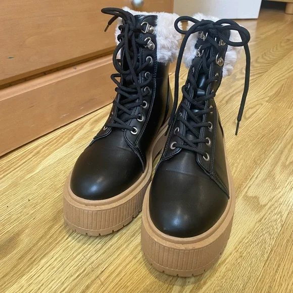 Boots with the fur! Platform “combat “ boots size 8 EUC - Picture 13 of 16